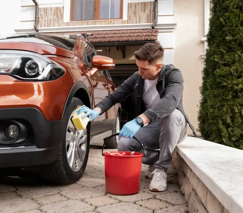Lavage auto à domicile Souleuvre en Bocage : professionnel intervenant sur un véhicule